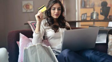 donna investe in azioni online