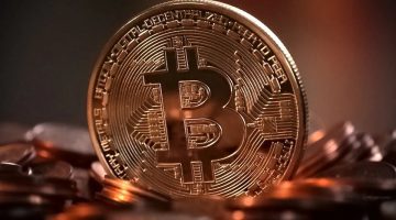 Prezzi criptovalute, Bitcoin crolla del 25% rispetto al massimo storico
