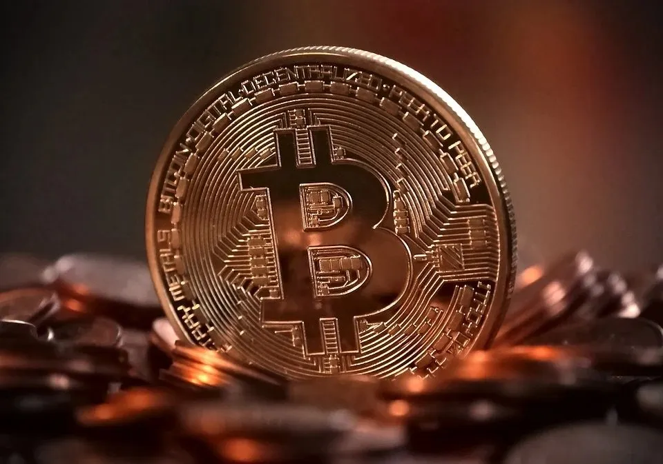 Prezzi criptovalute, Bitcoin crolla del 25% rispetto al massimo storico