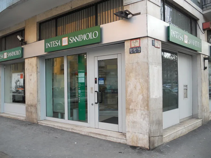 Per lavorare in banca Intesa Sanpaolo lancia la settimana corta, ecco come funziona