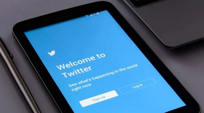 Twitter nella morsa tra acquisizione in sospeso e venti contrari del mercato pubblicitario