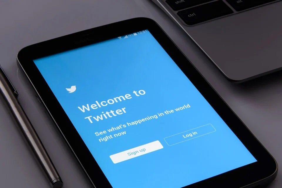 Twitter nella morsa tra acquisizione in sospeso e venti contrari del mercato pubblicitario
