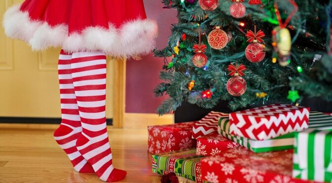 La voglia di fare i regali di Natale resiste tra vie dello shopping e negozi di vicinato